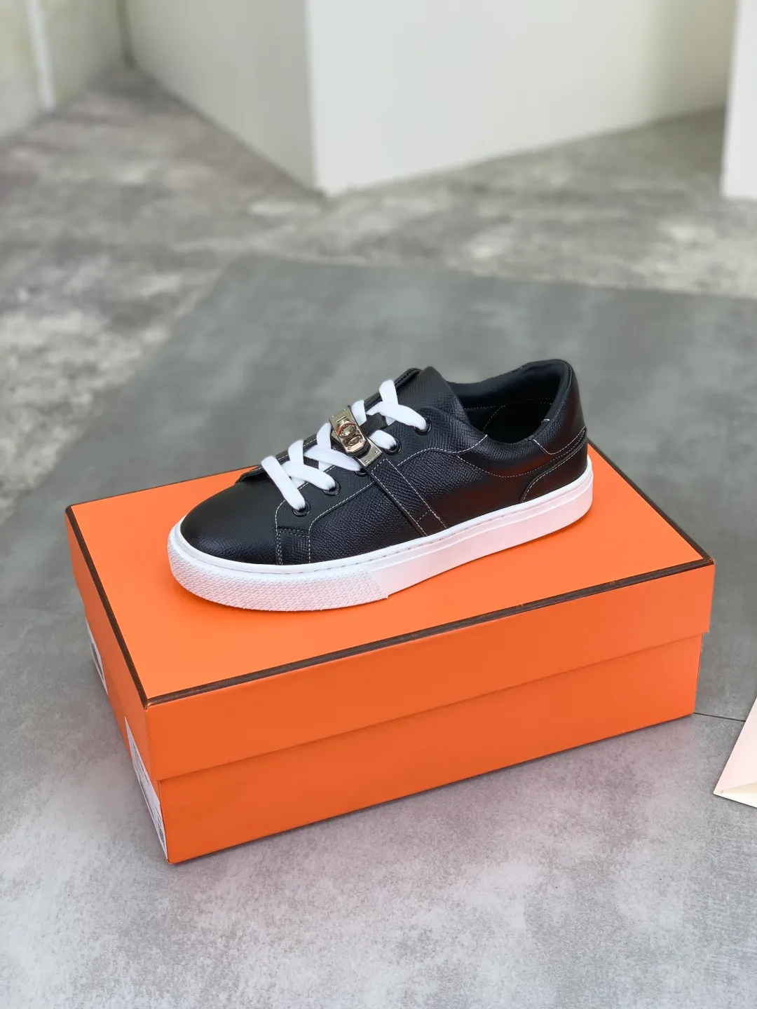 Men's men's shoes 💰P640 New Hermes top version Hermès classic couple style #𝐊𝐞𝐥𝐥𝐲 buckle casual white shoes skateboard shoes that will not conflict with shoes at all. Full of unknowns, Hermès rarely produces flat casual shoes and they are paired with classic palladium-plated Kelly shoe buckles! You'll fall in love with it at first sight. It's super versatile and can be worn with any skirt or pants. 🉑️Close your eyes and wear it. It's super noble. Fabric: Specific cowhide/canvas material. Lining: Sheepskin lining. Outsole: Original molded TPU outsole. Size: 35-45.